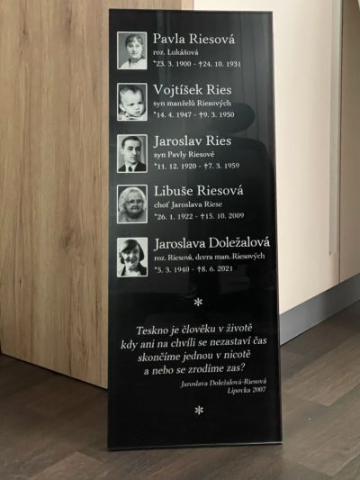 Skleněný náhrobek s garancí barevnosti 100 let v exteriéru