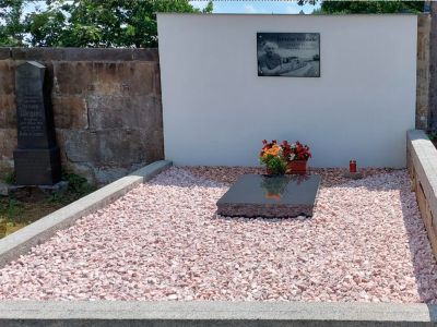 Skleněný náhrobek s garancí barevnosti 100 let v exteriéru