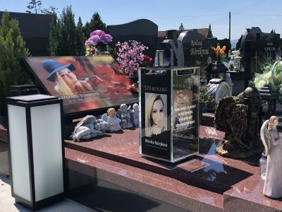 lucerna s tváří s barevnou fotkou