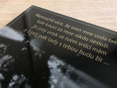 Letras doradas en una placa de vidrio