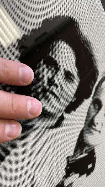 Fotografía rasterizada en vidrio para una tumba