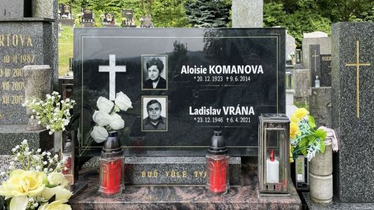 Lápida de vidrio con fotografías y inscripción