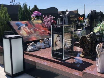 Linterna con rostro y fotografía en color