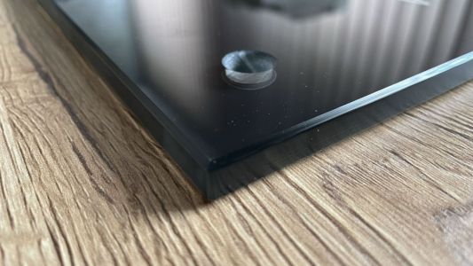 Placa de vidrio para columbario laminada sobre una losa de granito