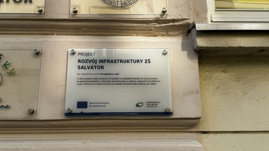 Placa de vidrio con logotipo e inscripción