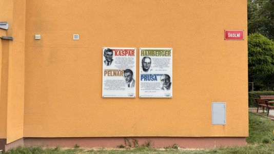 Placa conmemorativa con fotografía