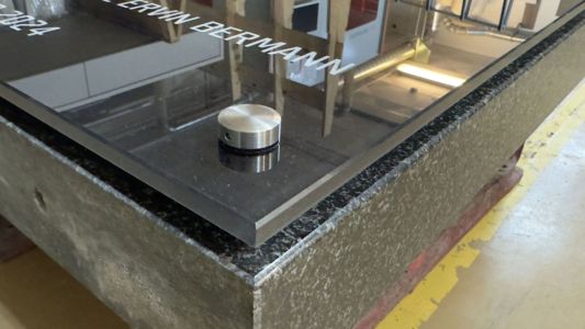 Placa conmemorativa con soportes puntuales