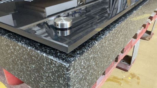 Placa conmemorativa con soportes puntuales