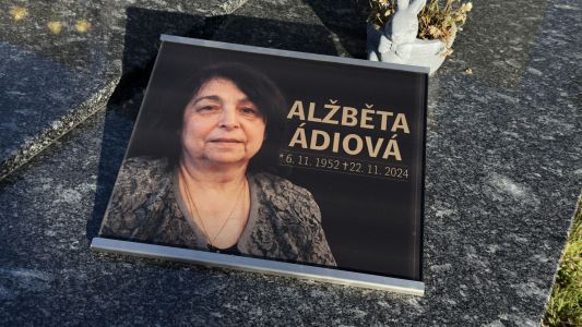 Placa de vidrio con fotografía en un soporte de acero inoxidable
