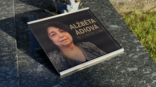 Placa de vidrio con fotografía en un soporte de acero inoxidable