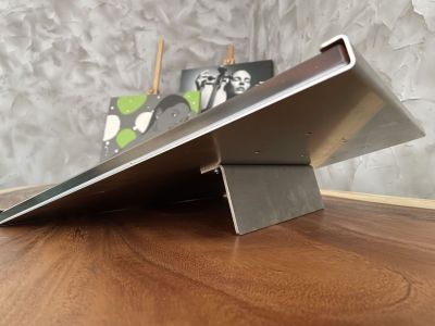 Placa de vidrio con fotografía en un soporte de acero inoxidable